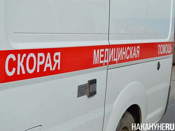 В уральском городе закончились бригады скорой помощи Жители Североуральска родного города для губернатора Дениса Паслера практически полностью остались без скорой медицинской помощи Из за низких зарплат из семи бригад осталась только одна передает Telegram канал Ural Mash По данным канала изначально у работников неотложки была зарплата в 45 тыс рублей что относительно всех устраивало Однако через какое то время работники бригад стали получать по 38 тыс что является самой низкой зарплатой среди городов За этим последовали массовые увольнения из за чего на весь город осталась всего одна действующая бригада После этого североуральскую станцию прикрепили к серовской И хотя количество бригад увеличилось вдвое это все равно означало что на 40 тыс горожан работают только две машины Мэр Североуральска Виталий Никитенко признал проблему и подтвердил что причина в низкой зарплате Он также добавил что в городе уже занимаются этим вопросом