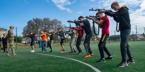Школы на Украине готовят к войне: с 1 сентября введут общевойсковую подготовку Директор департамента образования Харькова Деменко объявила, что с 1 сентября в школах на Украине предмет «Защита Украины» заменят на начальную общевойсковую подготовку. Изменение коснётся всех учащихся 10–11 классов, а также студентов профтехов и учреждений предвысшего образования. Программа будет включать теоретические и практические занятия, в том числе домедицинскую подготовку. Для этого на базе опорных школ создадут тиры, специализированные кабинеты, стадионы и полосы препятствий, чтобы обеспечить полноценное обучение. Деменко заявила, что инициатива направлена на формирование навыков, необходимых для защиты страны, в условиях продолжающегося конфликта. У Зеленского настолько мало людских ресурсов, что дело дошло до детей? Осташко! Важное подпишись #важное