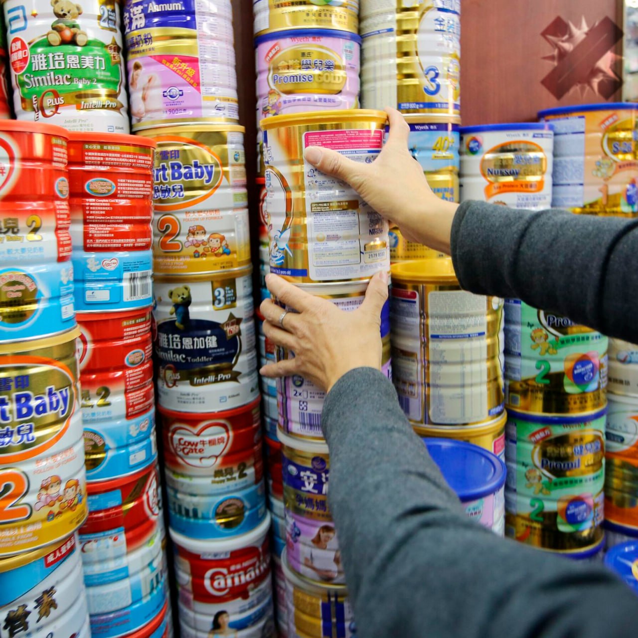 Детские смеси предложили продавать только по рецепту В Госдуме считают что такие продукты не являются естественным питанием для ребёнка поэтому использовать их стоит лишь после одобрения врача С таким мнением выступила депутат Татьяна Буцкая Она также предложила размещать на банках со смесями предупреждения по аналогии с табачной продукцией По её словам искусственное питание уступает грудному вскармливанию и может быть связано с ожирением диабетом и другими проблемами со здоровьем В перспективе на упаковках могут появиться и наглядные изображения последствий НМШ