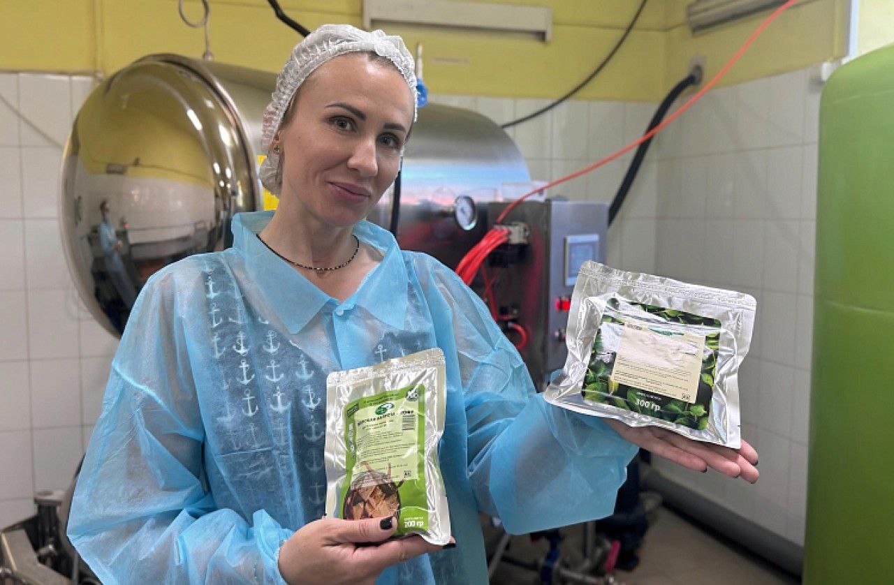 Приморский бренд соевых продуктов выходит на российский рынок Владивостокское предприятие "Green East", начинавшее как небольшой семейный бизнес, превратилось в успешное производство продуктов из местной сои. Основатель бренда Ольга Никифорова создает уникальную линейку продукции - от классического тофу до готовых блюд с дальневосточными ингредиентами чесночной стрелкой, морской капустой и папоротником . За десять лет производство расширилось до 100 кв.м. Благодаря государственной поддержке включая три гранта на 1,4 млн рублей и помощи Центра "Мой бизнес", компания готовится к масштабированию. Осенью продукция появится в Новосибирске, а затем и в других регионах России.