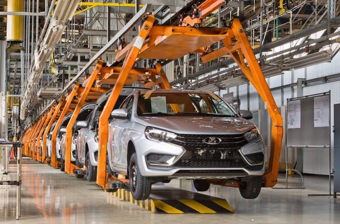 Власти ищут работу для сотрудников автозаводов Из за сокращенной рабочей недели многие работники автопредприятий столкнулись с падением доходов Минтруд и Минпромторг вместе с руководством заводов ищут варианты альтернативной занятости чтобы сохранить коллективы и не потерять опытных специалистов Если говорить о переходе некоторых производителей на сокращенный режим работы то здесь главный приоритет сохранить трудовые коллективы предприятий не потерять опытных специалистов Следим за четким выполнением всех обязательств в части социальных гарантий сотрудников первый заместитель председателя Правительства РФ Мантуров 1 2 3 4 5 6 7