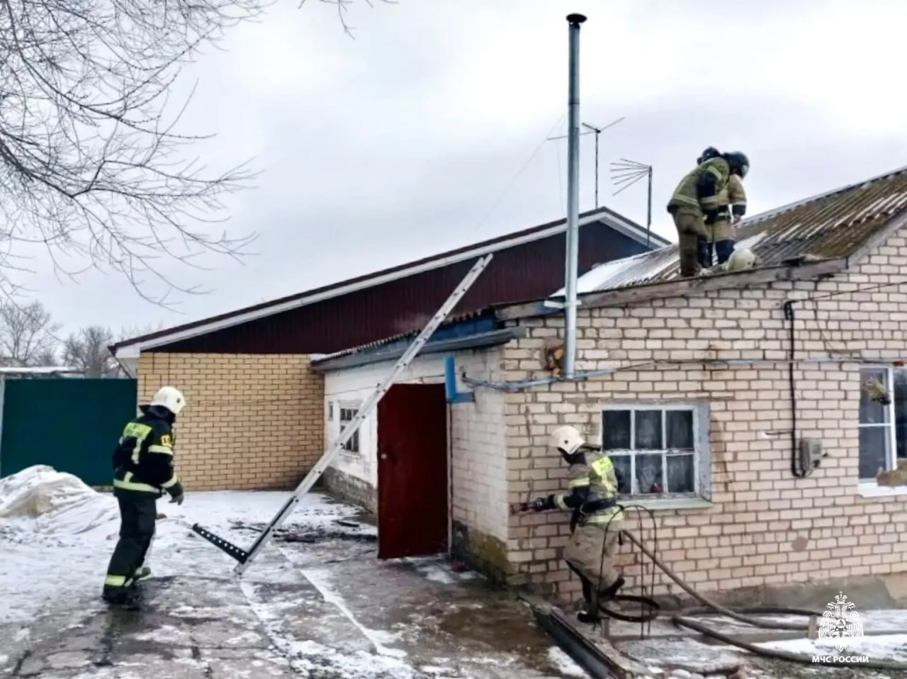 Пожар в жилом доме в посёлке Аршан ликвидирован Сообщение о возгорании на улице Родниковой поступило сегодня в 10 24 К месту вызова выехали пожарные По прибытии было установлено что горит кровля в коридоре дома Огнеборцы ликвидировали огонь на площади 0 5 квадратных метра В результате пожара пострадавших нет Причина возгорания и размер материального ущерба устанавливаются Фото МЧС Республики Калмыкия Быть в курсе Прислать новость Также подписывайтесь на наш новостной канал в MAX Вести Калмыкия