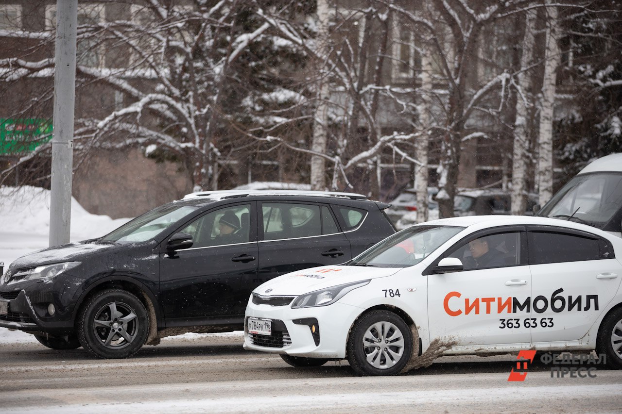 Эксперт о ценах на такси в 2026 м Мы заплатим нервами и безопасностью Минувший год принес много трудностей рынку такси требование о локализации автомобилей угроза запрета детского тарифа а также ограничения для водителей работающих как самозанятые В результате цены на услуги выросли на 8 а до трети водителей по разным данным рассматривают возможность покинуть профессию Что ждет рынок такси в российских регионах в 2026 году и каких еще изменений стоит ждать Своим мнением с ФедералПресс поделился руководитель новосибирского регионального представительства Федерации автовладельцев России ФАР Вячеслав Ашурков Подробнее