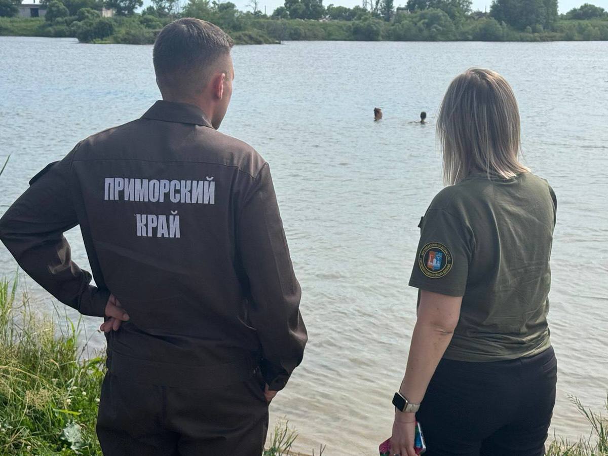 В Спасске-Дальнем волонтёры вытащили из воды тонущего ребёнка, пока его отец отвлёкся. Трагедия чуть не произошла на карьере Воскресенка, где купание запрещено. Напомним, по официальной статистике, этим летом в Приморье утонуло больше 25 человек. Утонувших детей уже восемь: это 11-летний мальчик в Лесозаводске, 14-летний во Владивостоке, 16-летний в Дальнереченске, 13-летняя девочка в Лесозаводске, 12-летняя девочка в селе Константиновка, а также брат и две сестры на озере в селе Абрамовка. Подробнее Источник: правительство Приморского края