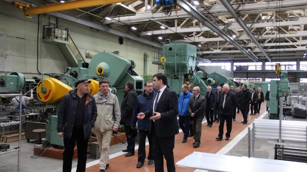 Оборонный завод выставили на торги за 2 65 млрд рублей В Челябинской области начата процедура проведения торгов по продаже имущественного комплекса акционерного общества Миасский машиностроительный завод ММЗ входящего в состав Роскосмоса Официальное извещение о проведении торгов размещено на электронной площадке Федресурс Состав выставляемого лота включает производственный корпус 46 который представляет собой три объекта недвижимости и 149 наименований движимого имущества Кроме того в состав лота входят активы задействованные в выполнении государственного оборонного заказа а именно 36 объектов недвижимости и 3351 единица движимого имущества Стартовая цена имущественного комплекса установлена на уровне 2 6 миллиарда российских рублей Приём заявок от потенциальных участников торгов был начат в понедельник 26 января а окончательные торги назначены на 23 марта текущего года geonrgru YouTube sponsr ru