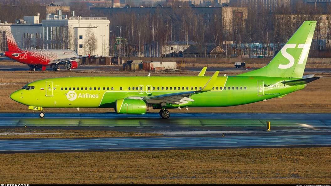 Boeing 737 не смог подняться в воздух в аэропорту Иркутска из-за вертолёта, внезапно появившегося на его пути.  Самолёт планировал отправиться в Ош и уже начал разгоняться по полосе, когда неожиданно нарисовался Ми-8. Пилоты сразу же остановились, чтобы не врезаться.  Выяснилось, что диспетчеры бортов не скоординировались. Один разрешил взлёт Boeing, другой в это время дал отмашку вертушке. В странной истории разбирается Росавиация.