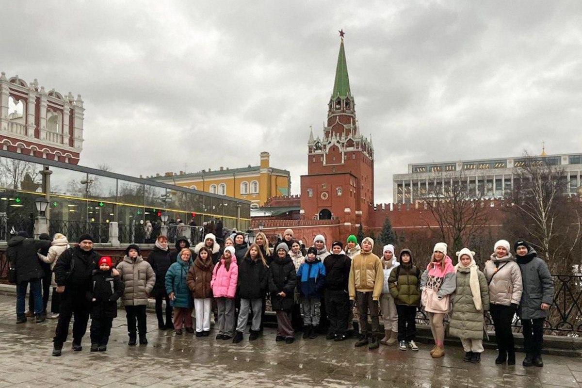 Дети тверских участников СВО побывали на ёлке в Кремле  Дети участников спецоперации из Тверской области 2 января посетили новогоднее представление в Кремле. Праздничное мероприятие подготовил филиал фонда «Защитники Отечества», кроме того, правительство региона по поручению губернатора Тверской области Игоря Рудени помогло в организации выезда.   #помощь_фронту #пто #ПТО2024