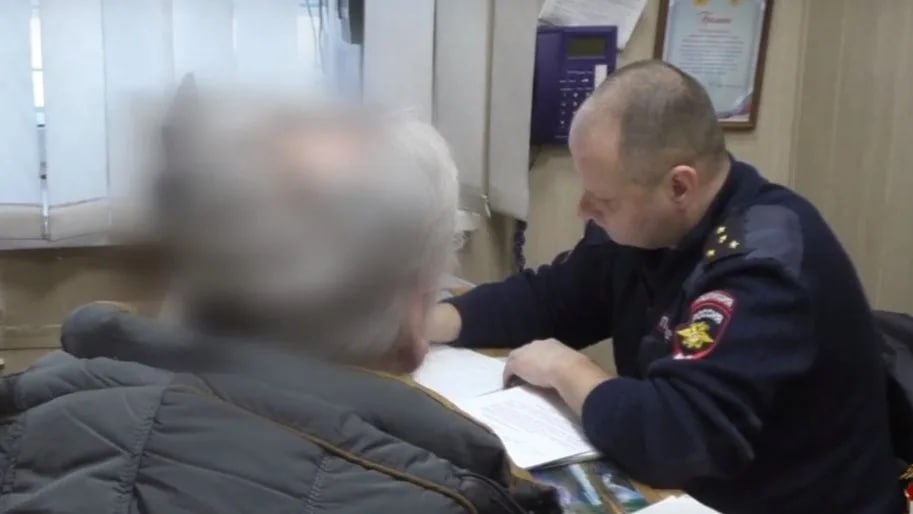 В Ростове пенсионер отдал мошенникам больше 2,7 миллиона рублей, поверив «сотруднику ФСБ». Очередная схема развода сработала на Дону. 74-летний ростовчанин Олег Любивый попался на уловку телефонных мошенников и лишился 2,7 миллиона рублей. По данным полиции, с 11 по 20 марта неизвестный позвонил мужчине по WhatsApp и представился сотрудником ФСБ. Под предлогом «задекларировать деньги» аферист уговорил пенсионера передать всю сумму наличными прямо у подъезда дома №42 на улице Воровского. Мужчина уверяет, что слышал о таких схемах по телевизору, но всё равно поверил и передал деньги «курьеру». Сейчас полиция ведёт расследование, в банк уже направлены запросы. Также идёт служебная проверка из-за того, что информация о преступлении в сводки попала с опозданием. Подписаться Связь с редакцией