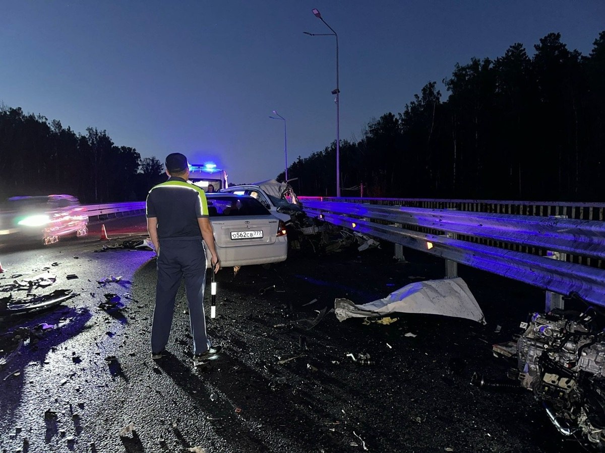 В Свердловской области в массовом ДТП с грузовиком и тремя легковыми иномарками на ЕКАД под Верхней Пышмой, погиб водитель автомобиля Belgee.  Пострадала 53-летняя женщина за рулём Toyota RAV4  Двигаясь в сторону Серовского тракта, водитель Belgee внезапно выехал на встречную полосу, где врезался в грузовик Dongfeeng с полуприцепом, за рулём которого находился 44-летний мужчина.  После этого Belgee отбросило обратно на свою полосу, где он столкнулся с двигавшимися ранее в попутном направлении автомобилями Daewoo под управлением 66-летнего мужчины и Toyota RAV4, которым управляла 53-летняя женщина  Фото: ГАИ Свердловской области    «Уральский меридиан»