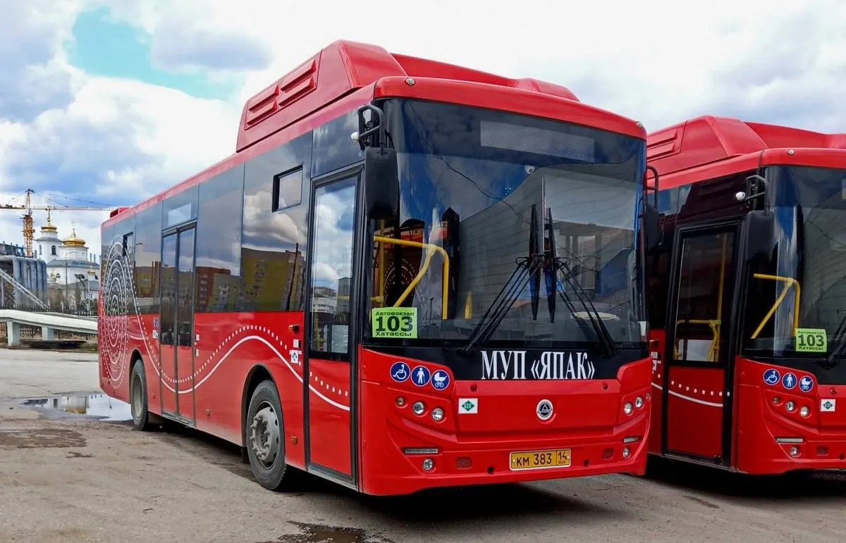 Глава Якутска призвал обеспечить чистоту маршрутных автобусов Об этом он сообщил в ходе общегородской планерки 13 апреля Мэр отметил рост числа жалоб на грязные автобусы в межсезонье и подчеркнул несмотря на объективные погодные трудности перевозчики обязаны мыть транспорт чаще Если не хватает автомоек для автобусов надо решить этот вопрос резюмировал Григорьев Подпишитесь на MAX Эхо столицы
