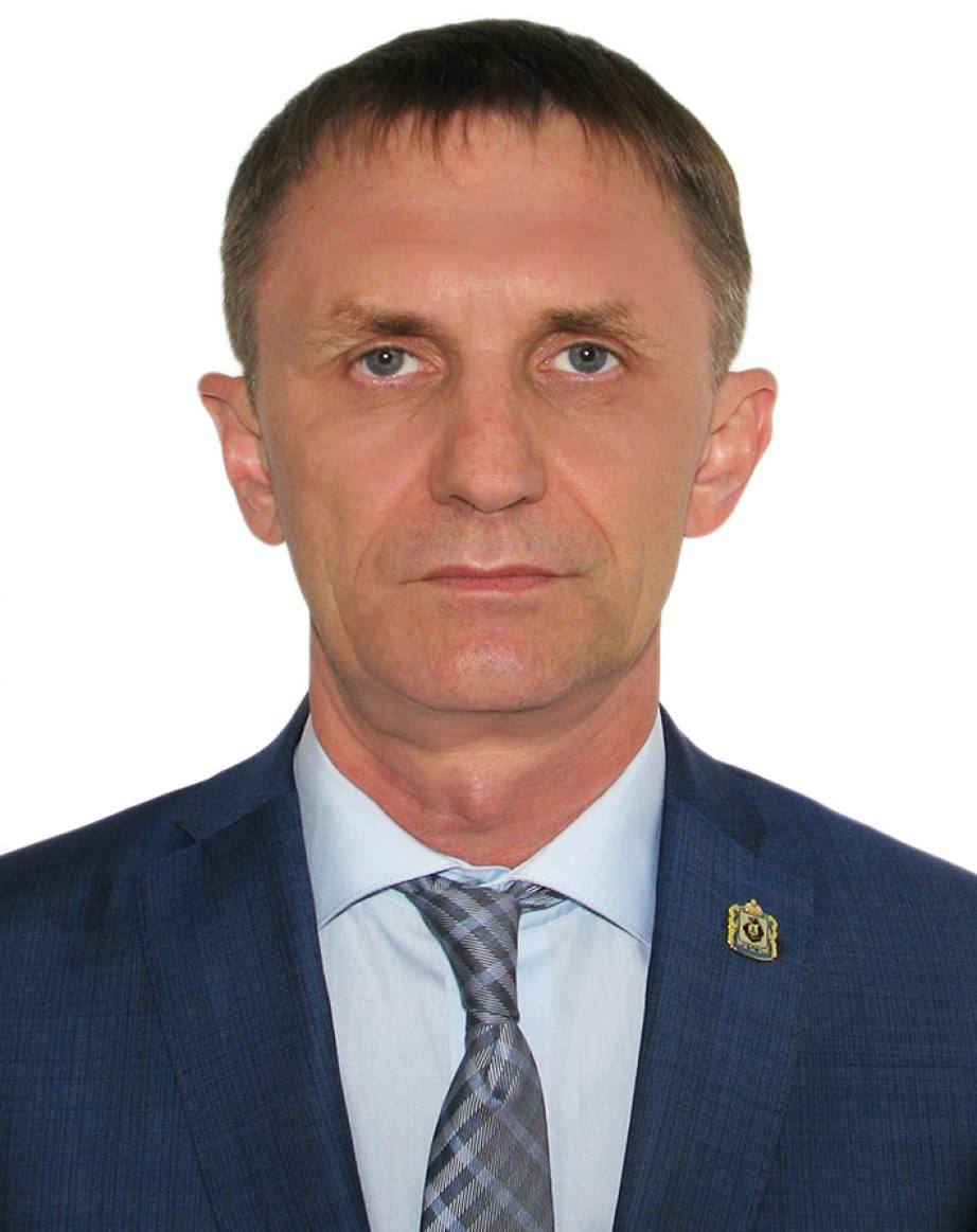Заместитель министра транспорта и дорожного хозяйства Хабаровского края был задержан по подозрению в крупном хищении. Следствие предполагает, что Владимир Березовский пытался присвоить средства, выделенные на реализацию проекта "Генеральная уборка", который включал подъем и утилизацию 17 затонувших кораблей в Охотском море и Татарском проливе. В ходе расследования, проведенного транспортным Следкомом и ФСБ, у Березовского были проведены обыски как на рабочем месте, так и в его доме. В настоящее время замминистра находится на допросе.