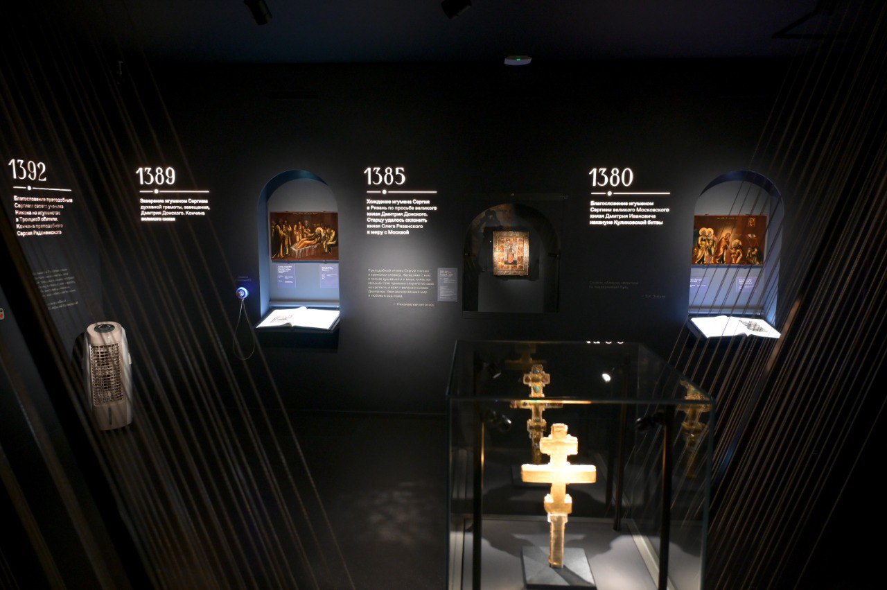 Выставка Любовью и единением спасёмся в Сергиевом Посаде откроется вновь после обновления Реэкспозиция выставки продлится около месяца После этого она вновь станет доступна для посетителей Очередное обновление позволит представить новые экспонаты Выставочный проект Любовью и единением спасёмся посвящённый преподобному Сергию Радонежскому и его роли в истории России крупнейший проект в истории Сергиево Посадского музея заповедника включающий более 200 произведений XV начала XXI века из более чем 15 федеральных региональных музеев и частных коллекций ВПЕРЁД в мессенджере MAX