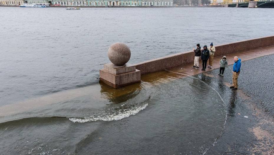 Уровень воды в Неве превысил 100 сантиметров из-за западного ветра.  В городе сейчас властвует тёплый сектор циклонического вихря. Он принесёт дождь и тепло, а к вечеру даже покажет ненадолго солнце.