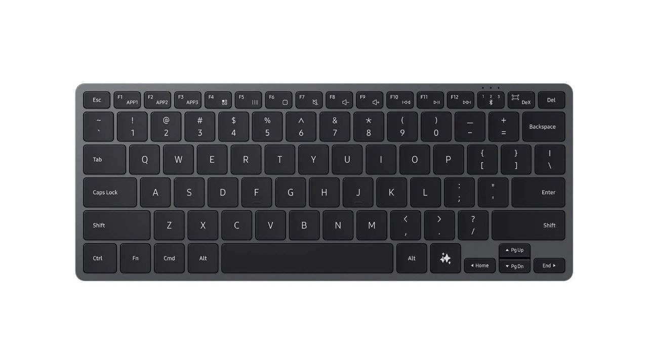 Samsung выпустила Smart Keyboard компактную алюминиевую клавиатуру С уникальными AI и DeX клавишами Она подключается по Bluetooth 5 4 поддерживает до трёх устройств и весит всего 218 г Главные фишки AI клавиша вызывает Bixby Gemini или Copilot DeX клавиша мгновенно запускает рабочий стол Samsung Верхний ряд управляет мультимедиа громкостью и навигацией Android Настраиваемые F1 F3 для любимых приложений Цена 109 99 цвет только чёрный Подсветки нет но зато есть стильный дизайн Lifegoodd Boost