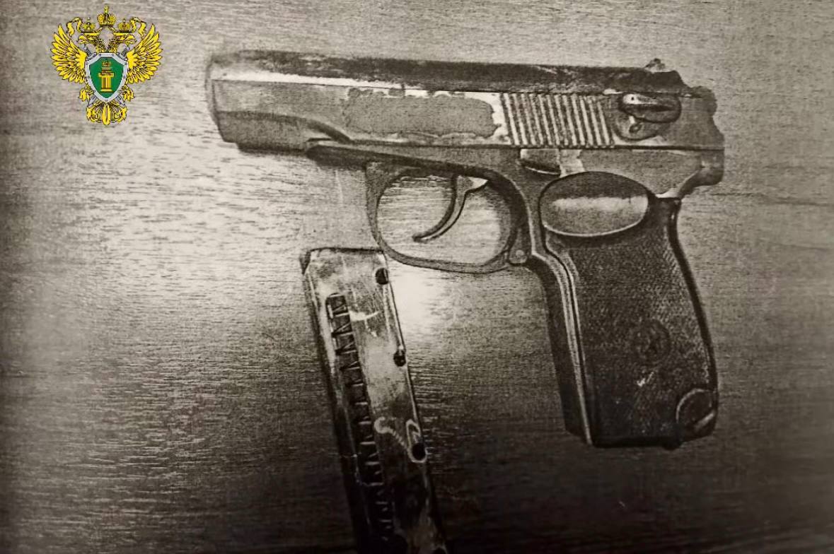 Житель г Северодвинска обвиняется в преступлениях связанных с незаконным оборотом оружия Прокурором г Архангельска утверждено обвинительное заключение по уголовному делу в отношении 36 летнего жителя г Северодвинска обвиняемого по ч 1 и 2 ст 222 УК РФ незаконные приобретение хранение перевозка и ношение огнестрельного оружия незаконный сбыт огнестрельного оружия По версии следствия обвиняемый с 01 03 2020 по 30 04 2020 через сеть Интернет за 20 тыс рублей приобрел у неустановленного лица охолощенный пистолет Р 411 самодельно переделанного под производство отдельных выстрелов патронами признанным в ходе расследования огнестрельным оружием который хранил в своей квартире а также носил и хранил его при себе на территории г Северодвинска до марта 2022 г а затем перевез и 03 03 2022 в автомобиле возле д 8 по пр Обводный канал в г Архангельске сбыл данный пистолет жителю областного центра за денежное вознаграждение в размере 15 тыс рублей Вину обвиняемый не признал ему грозит наказание до 7 лет лишения свободы Уголовное дело возбуждено на основании оперативно розыскных мероприятий РУФСБ и УМВД по Архангельской области и направлено в Ломоносовский районный суд г Архангельска для рассмотрения по существу