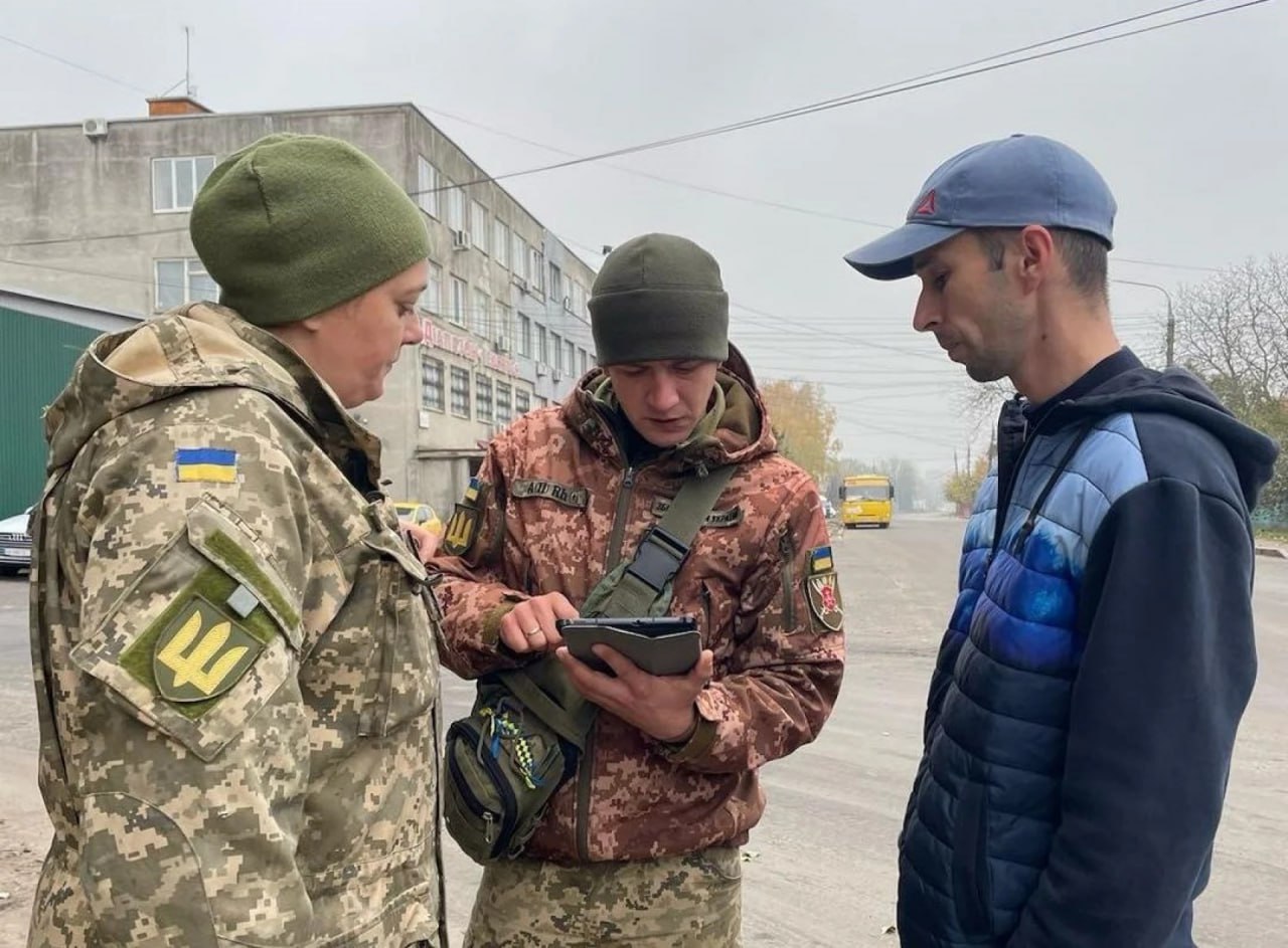 В Киеве 24 сентября мужчина, оскорбляя нецензурной бранью сотрудников полиции и ТЦК во время проверки документов, был оштрафован на 119 гривен и обязался заплатить 605,6 грн судебного сбора.