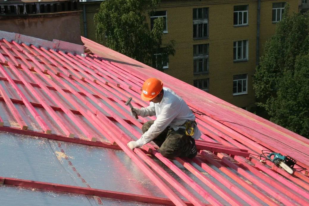 Крыши 17 многоэтажек отремонтируют в Мелитополе в этом году В 2025 году капитальный ремонт кровли проведут в 17 многоэтажных домах. Уже сейчас в активной фазе ремонт на 10 объектах, включая дом по ул. Шмидта, 4. В ходе работ проводится замена или восстановление стропильной системы, устанавливается новая ветро- и пароизоляция, теплоизоляция. Также предусмотрен монтаж современной водосточной системы. Также уже формируется список домов на 2026 год.