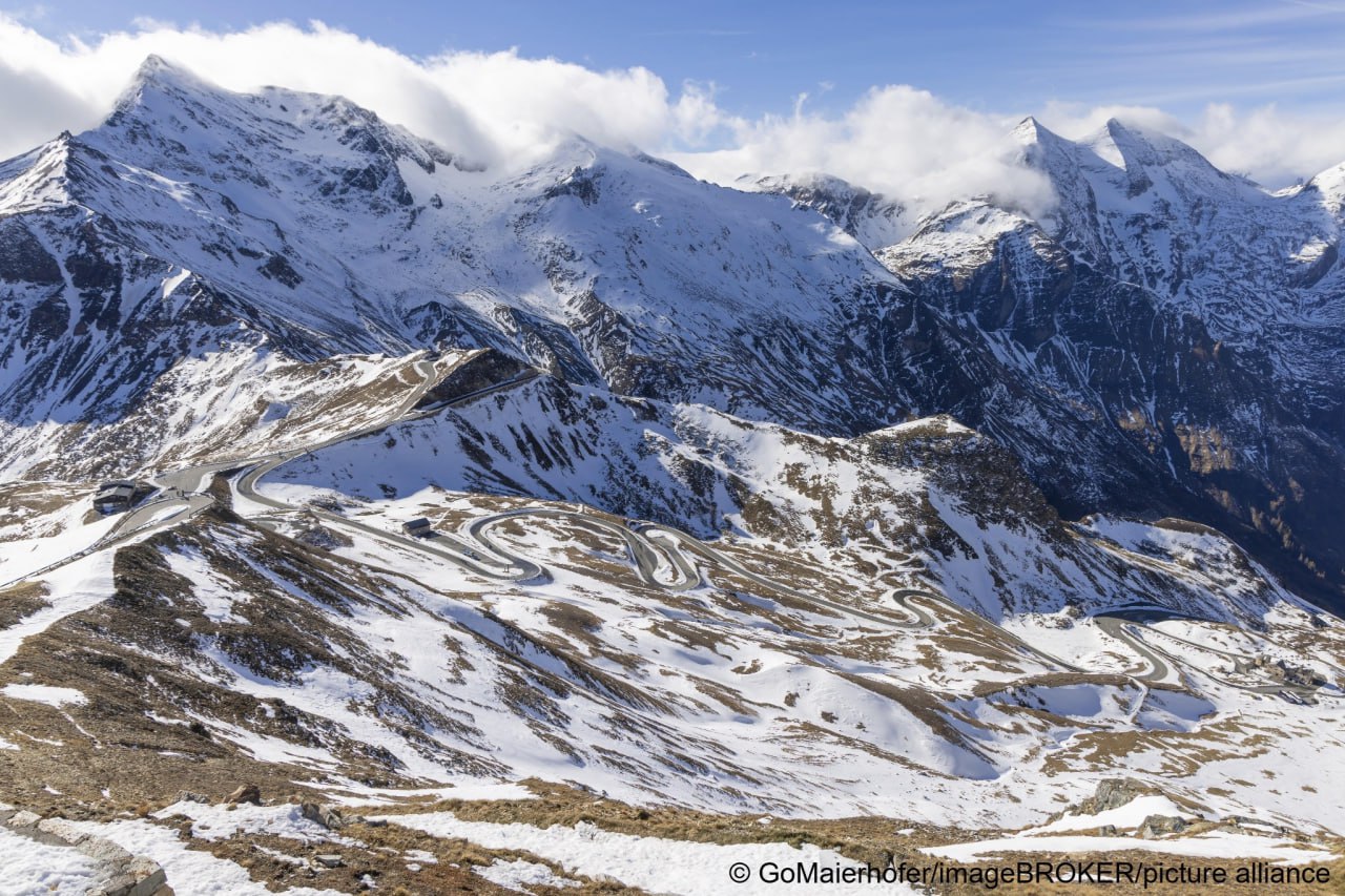 В Австрии судят альпиниста который оставил свою девушку в горах Она погибла от обморожения В январе 2025 года опытный альпинист Томас отправился с возлюбленной Керстин на гору Гроссглокнер самую высокую в Австрии 3798 м Они выбрали наиболее сложный маршрут и время года январь Кроме того они поздно начали подъем на вершину изначально отстали от графика и проигнорировали плохие погодные условия Вероятно решения принимал Томас который ранее уже поднимался на Гроссглокнер У Керстин был небольшой опыт восхождений Кроме того она надела неудобные ботинки для сноуборда Полиция вечером пыталась связаться с Томасом но тот не брал трубку несмотря на хорошую связь К паре направили вертолет но они никак не отреагировали хотя можно было подать жестовый сигнал даже если помощь была не нужна Глубокой ночью когда до вершины остается менее 50 м девушка Томаса по его словам призналась ему что больше не может двигаться дальше К тому времени ветер поднялся до 74 км ч температура опустилась до 8 C Спуск обратно был невозможен Томас оставил Керстин ниже вершины чтобы найти помощь на месте Девушка по неизвестной причине не воспользовалась теплым спальником и аварийным одеялом В ближайшей хижине Томас никого не нашел и лишь тогда позвонил спасателям Операция на вертолете в метель была невозможна спасатели отправились на вершину пешком В 10 утра они нашли Керстин мертвой она погибла от обморожения Процесс начинается 19 февраля Томаса обвиняют в непредумышленном убийстве Адвокат мужчины в свою очередь винит полицию и спасателей в запоздалой реакции Сам альпинист публично не высказывается а семья девушки не хочет винить его в трагедии dwglavnoe