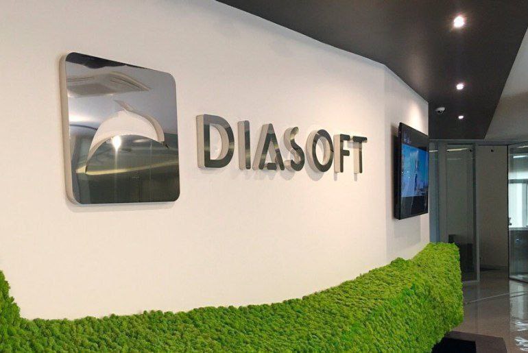 Выручка Диасофта за 9 месяцев 2025 фингода выросла на 2 Выручка ПАО Диасофт разработчик ПО для финансового сектора по результатам 9 месяцев 2025 финансового года отличается на один квартал от календарного составила 8 2 млрд рублей что на 2 больше аналогичного показателя 2024 фингода говорится в сообщении компании Показатель EBITDA за отчетный период составил 2 6 млрд рублей Давление на показатель прибыльности обусловлено увеличением доли масштабных и комплексных проектов в структуре выручки требующих более высокой операционной нагрузки на этапе реализации отмечается в сообщении Увеличение фонда оплаты труда остается основным фактором влияющим на показатель dias trader book