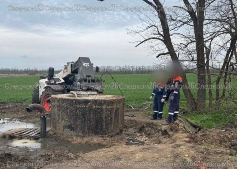 В Шпаковском округе завершено расследование гибели трёх рабочих в канализационном колодце под селом Казинка Трагедия произошла 3 апреля мужчины отравились ядовитыми газами Следствие установило что к гибели людей привело грубое нарушение охраны труда Руководство предприятия исполнительный директор начальник и главный инженер участка отправили рабочих в опасный колодец без средств защиты и необходимого инструктажа Собрав все доказательства следователи направили уголовное дело в суд Теперь руководителям предстоит ответить за нарушение правил безопасности повлекшее смерть людей