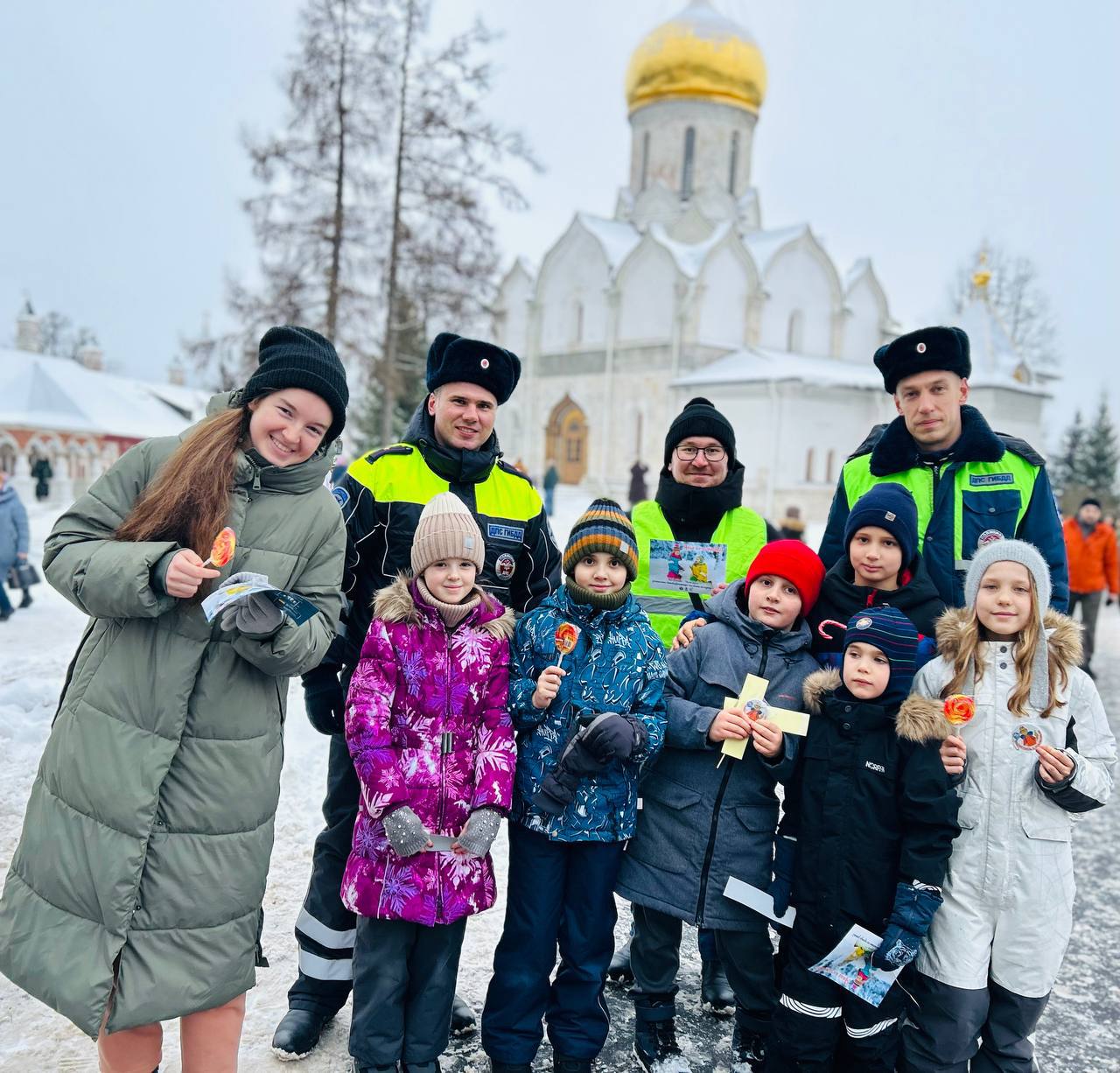 Сотрудники Одинцовской Госавтоинспекции совместно с представителями администрации округа напомнили детям и взрослым о безопасном поведении на дороге.   Беседы прошли в праздничный день у Саввино-Сторожевского монастыря.      Автоинспекторы рассказали горожанам о правилах поведения в дорожно-транспортной среде в зимний период.   В частности, о безопасном переходе проезжей части и необходимости использования СВЭ–аксессуаров в темное время суток и в условиях недостаточной видимости.  Все участники мероприятия получили информационные брошюры, световозвращающие аксессуары и сладкие подарки.