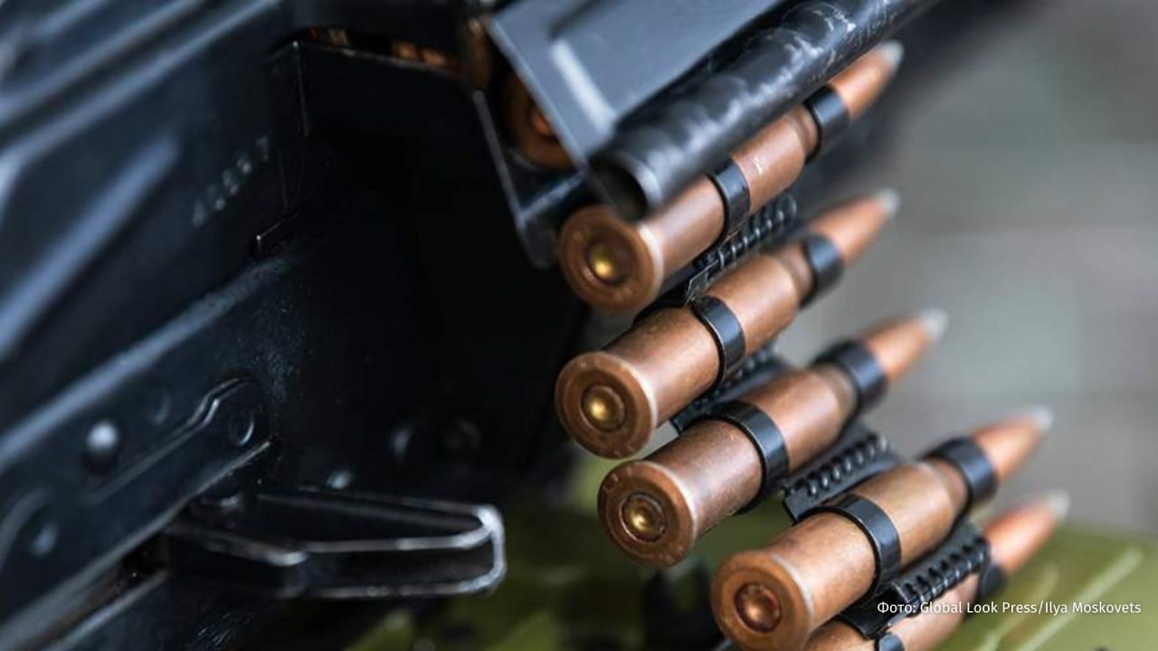 Около 20 тысяч патронов предназначенных для бундесвера похитили из гражданского грузовика в Германии Как сообщает Spiegel водитель гражданской транспортной компании нанятой для перевозки боеприпасов припарковал грузовик на неохраняемой парковке Кража ящиков с боеприпасами была обнаружена лишь на следующий день когда водитель прибыл в близлежащие казармы На подобные поездки всегда должны назначаться два водителя чтобы второй следил за грузом уточняется в правилах безопасной перевозки МО ФРГ Единственный водитель предположительно решил оставить грузовик без присмотра и переночевать в отеле Всего неизвестные украли около 10 тысяч патронов для пистолетов 9900 патронов для штурмовых винтовок и противотуманные боеприпасы РЕН ТВ в Telegram в MAX