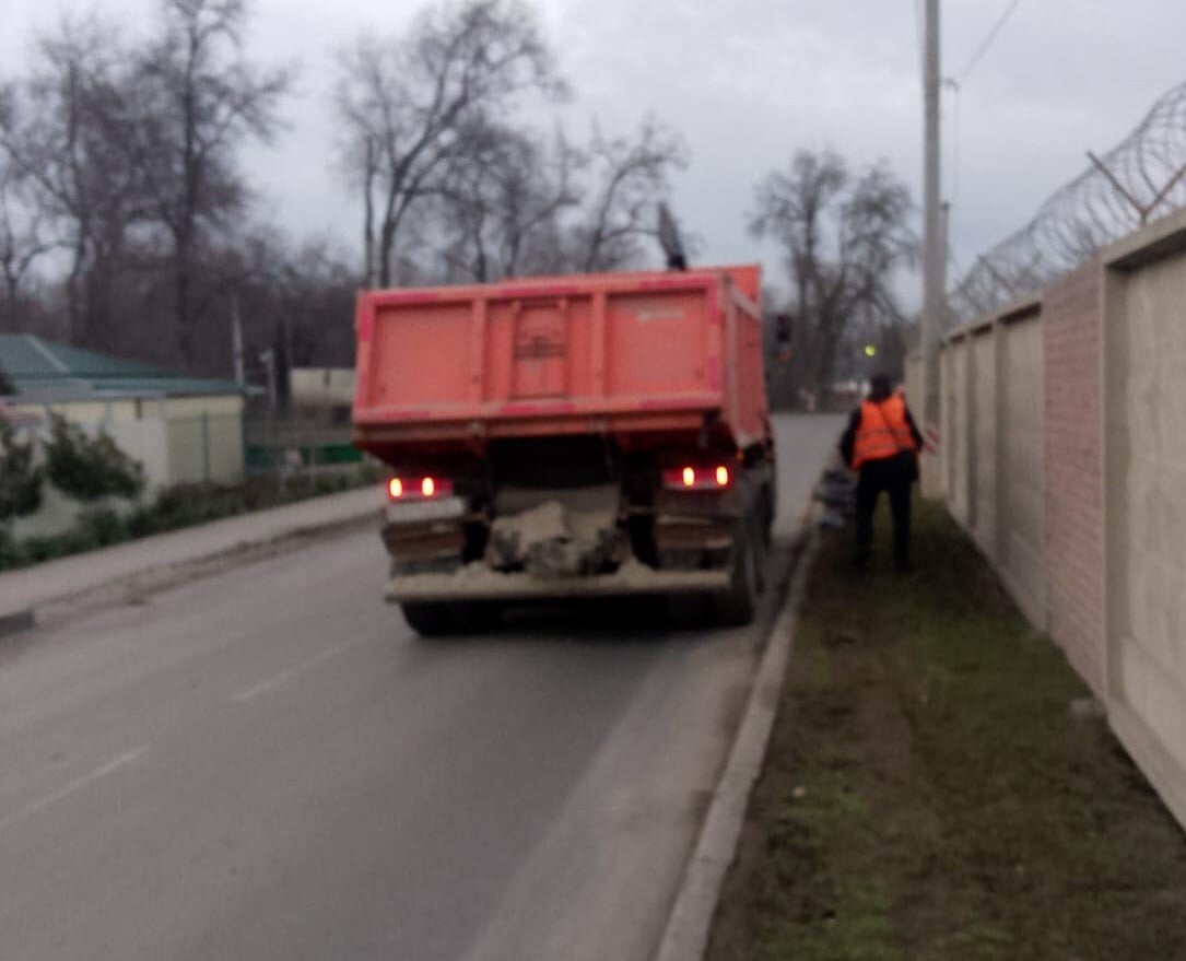 Главой региона объявлен месячник чистоты с 16 марта по 19 апреля. В области будут проведены общегородские субботники с привлечением руководителей предприятий, учреждений, управляющих компаний, собственников жилых помещений, индивидуальным предпринимателей и активных граждан. В Батайске каждый день начинается с уборки улиц. Фотографии сделаны сегодня между шестью и семью утра .   Всем хорошего дня!   #ЖКХБатайска #Батайскбудетлучшим