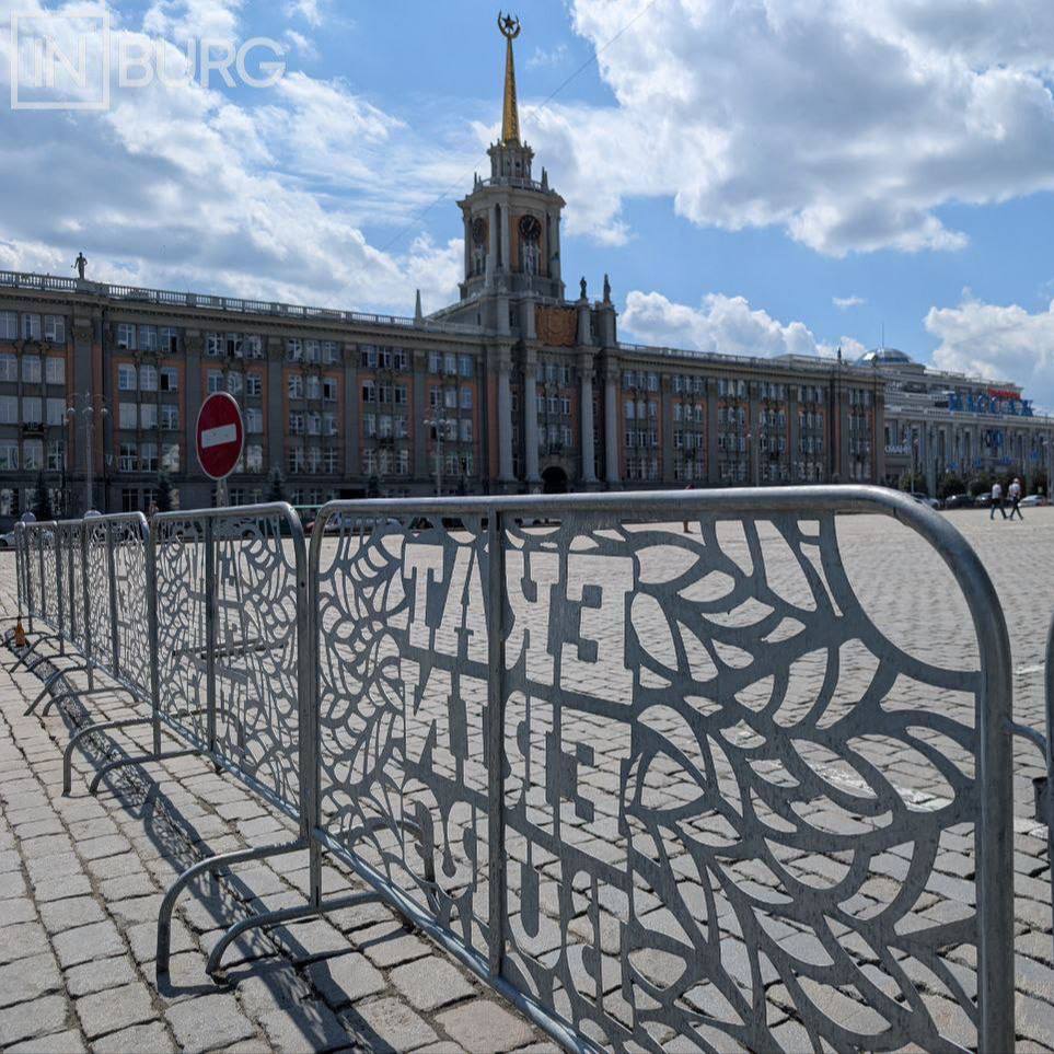 Парковку на Площади 1905 года закрыли для автомобилей до октября Напомним, что совсем скоро здесь появится общественное пространство под названием «Лето в городе» — горожан ждут музыкальные концерты, спортивные мероприятия и многое другое. Фото: «Интересный Екатеринбург» Новости Екб тут