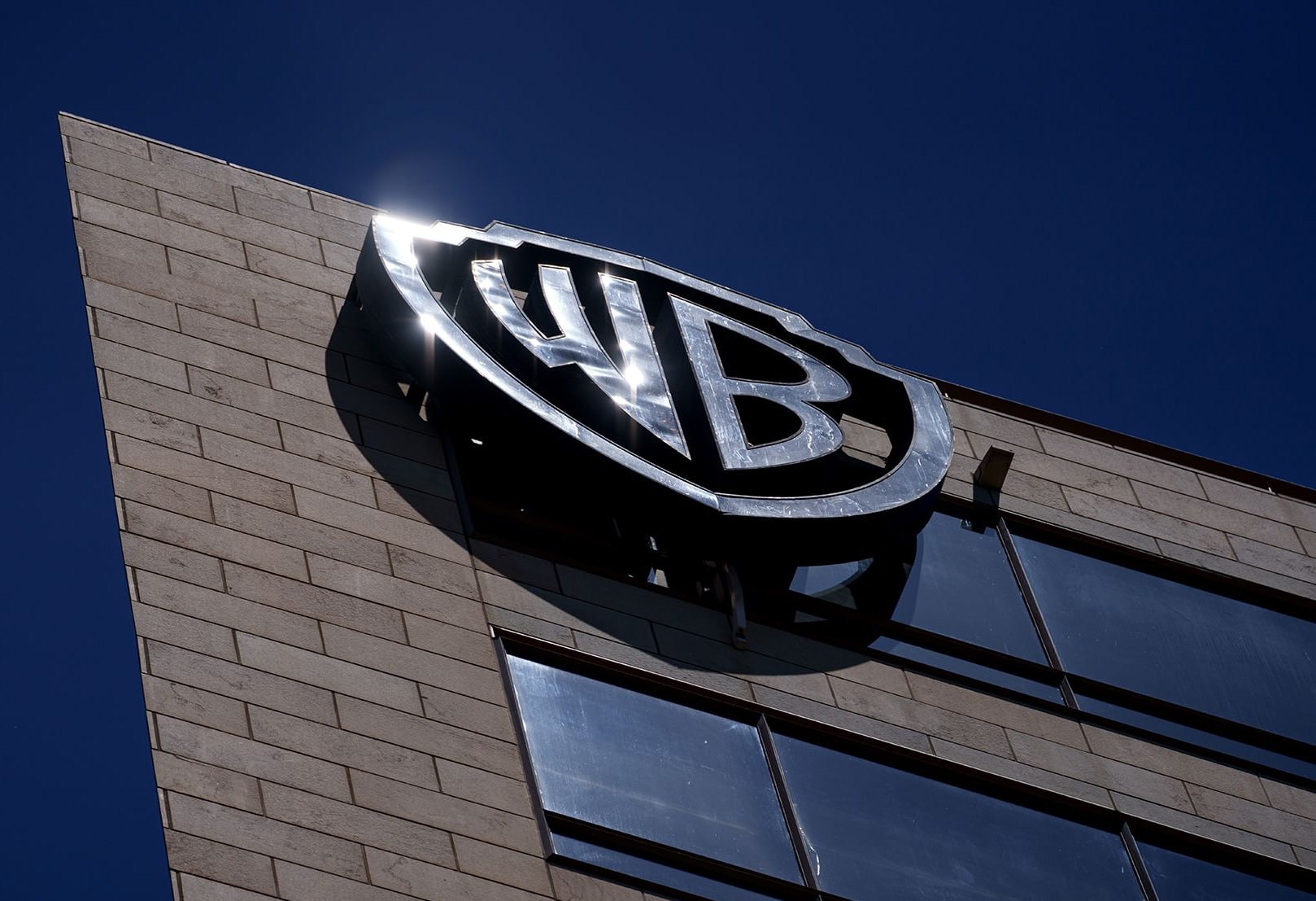 Warner Bros действительно продается Компания публично подтвердила что рассматривает предложения от конкурентов Недавно WB отклонила оффер от Paramount сочтя его слишком незначительным Теперь же по информации CNBC к возможной покупке присматриваются Netflix и Comcast владеет Universal На прошлой неделе издание Reuters анализировало потенциальную стоимость Warner Bros и пришло к выводу что условной Paramount придется отдать нынешним владельцам около 60 млрд долларов