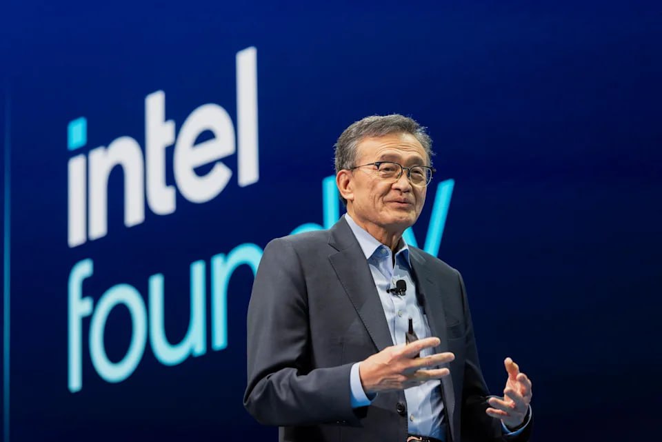 Intel продолжает немного разваливаться - к 2025 году производитель чипов планирует уволить треть своих сотрудников, сократив штат с 108 тыс до 75 тыс человек. Так компания будет пытаться хоть как-то сохраниться на плаву. Также жертва ИИ-гонки отказывается от запуска новых производств в Германии и Польше, а еще сильно ужмется в Азии, в попытках объединить разбросанные там производства в единую сеть. Показательно, что технические проблемы с выгоранием ядер процессоров последних нескольких поколений компания вроде бы решила, но имиджу уже нанесен непоправимый в обозримой перспективе ущерб - многие предлагают избавить старичка от страданий и скормить его NVIDIA.