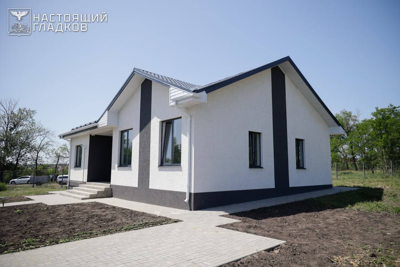 Губернатор вручил ключи от нового жилья семи многодетным семьям «Заехал в гости посмотреть, какими получились дома. Они расположены в Белгороде на улице Василия Букаева. По мне, очень удачный выбор территории: красивый вид, много деревьев, у каждого дома есть участок — можно что-нибудь посадить. Администрация муниципалитета обязательно поможет с распашкой земли. Проговорили с семьями. Кто-то уже заинтересовался взять социальный контракт и заняться небольшим делом — построить теплицу и выращивать овощи. Это может стать отличным подспорьем. Думает над своим делом и семья Кравцовых. У Олега Викторовича и Марины Александровны было семеро детей. К большому горю, один из сыновей — Богдан Олегович — зимой прошлого года погиб при выполнении боевых задач в ходе специальной военной операции. Светлая память и вечная слава герою! Мы очень хотим, чтобы в нашем регионе, несмотря на все трудности, создавались новые союзы и в них рождалось много детей. Все новосёлы очень рады расширению. Кто-то жил в небольших домах, а кто-то — в квартирах. Конечно, свой дом — это больше труда, но все к этому готовы и уже хотят побыстрее начать создавать в них уют для своих близких», — написал Вячеслав Гладков. Жесть Белгород - подписаться