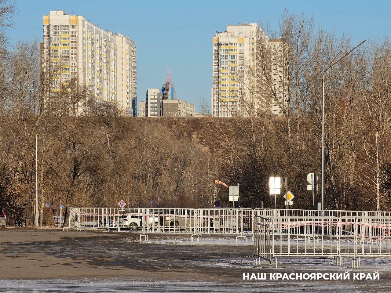 В Красноярске на парковке в Татышев-парке установили фан-барьеры   Они разграничили территорию для стоянки машин на отдельные зоны. Так в общественном пространстве будут бороться с любителями дрифта, рассказали   в Татышев-парке.