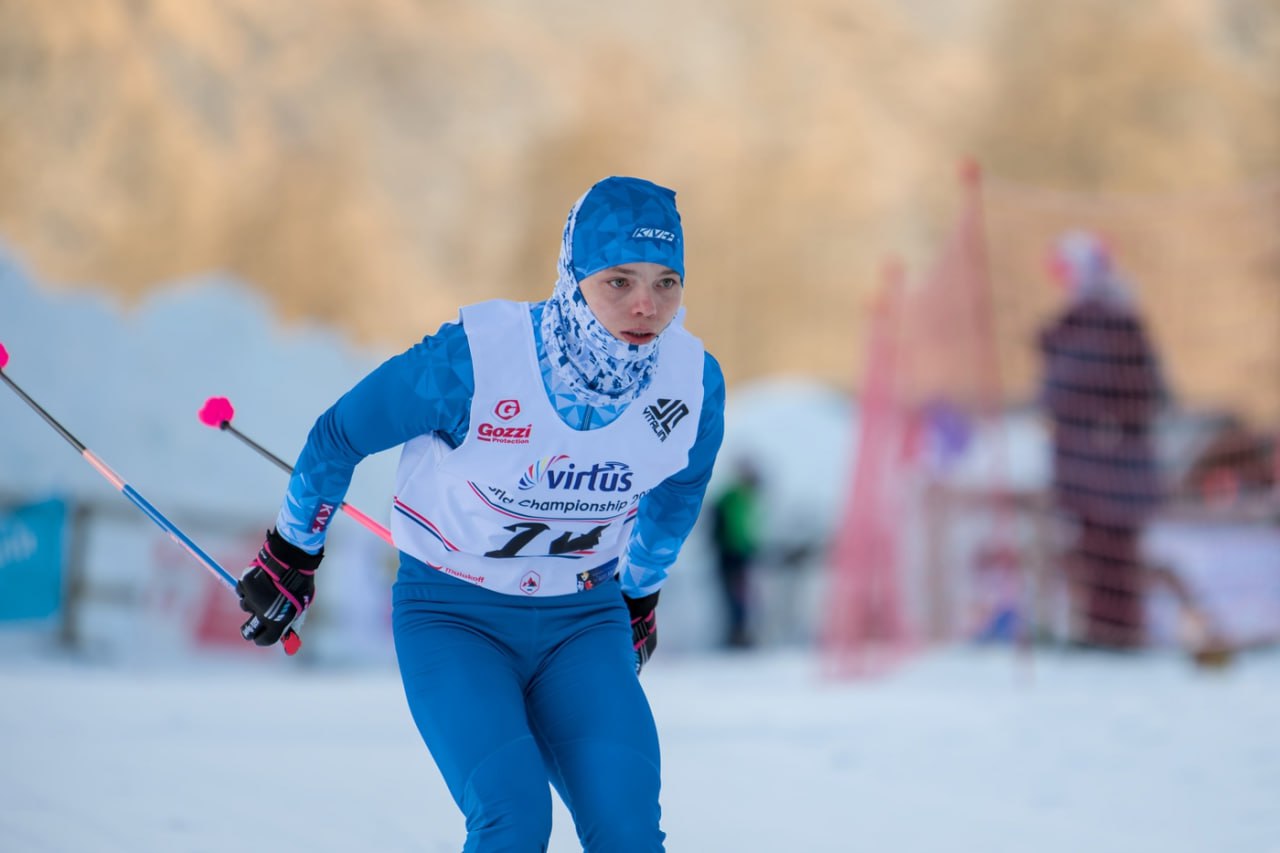 Лыжница из Коми Ирина Губер — абсолютная чемпионка мира  Спортсменка завоевала во Франции  золотых медалей.  Напомним, в городе Бессан  Франция  завершился чемпионат мира ВИРТУС по лыжным гонкам среди спортсменов с интеллектуальными нарушениями. В заключительный день лыжники боролись за медали в масстартах.  У женщин на дистанции 10 км в составе сборной России бежала и представительница Коми — Ирина Губер. Наша спортсменка вновь стала победительницей гонки. Она опередила еще одну россиянку, ставшую серебряным призером, на пять минут. А замкнула тройку лучших француженка. Ирина Губер во всех гонках чемпионата завоевала золото, всего у нее пять медалей. Таким образом, она стала абсолютной чемпионкой мира, сообщает Минспорта Коми.