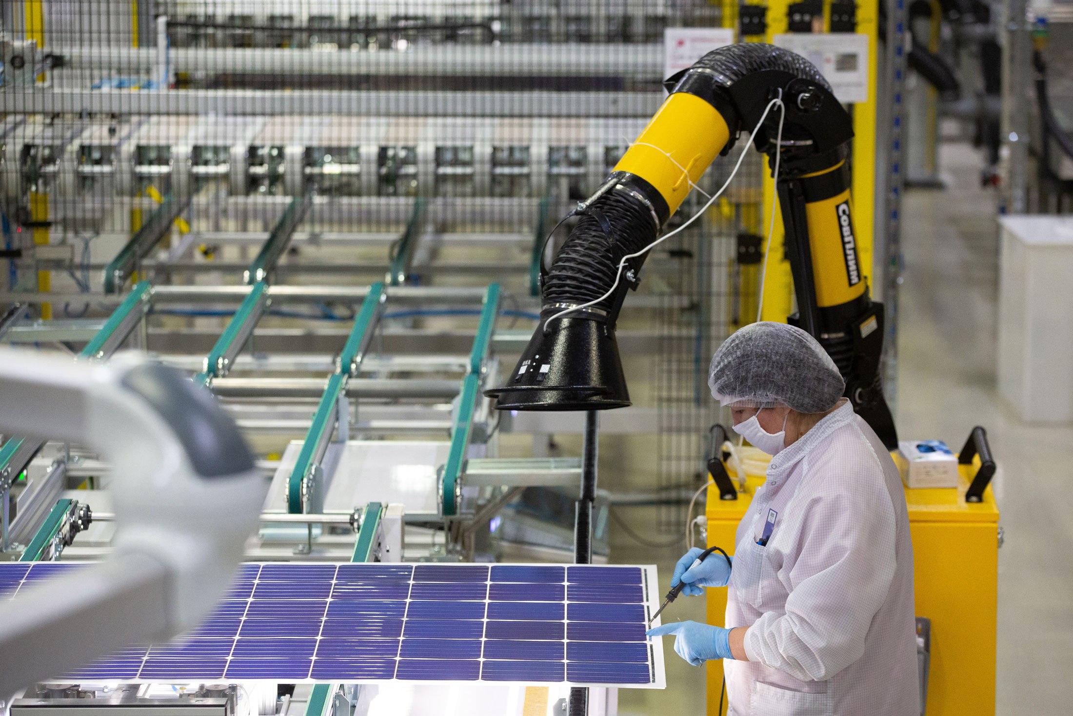 Отечественные производители техники предложили выплачивать им до 15 000 рублей за каждый проданный товар Смесь наглости и отчаяния таким образом эксперт Ведомостей описал инициативу консорциума Вычислительная техника В него входят крупнейшие российские техкомпании Суть их предложения заключается в условном кешбэке только не для покупателя а для вендора Сумма будет зависеть от стоимости конкретного устройства но не превышать 15 000 рублей Инициаторы считают что это поможет им продвигать отечественную технику в массы и конкурировать с китайскими компаниями Никаких гарантий на продвижение правда никто не даёт Деньги на выплаты предлагают брать из банка средств технологического сбора Напомним что это налог для местных и иностранных вендоров на устройства и компоненты для них которые не производятся в РФ Полученные средства будут направляться на поддержку отечественной промышленности Ставка сбора ещё обсуждается но уже звучали такие предложения как 750 и 1500 рублей за смартфон и ноутбук и максимальная ставка 5000 рублей Сбор вступит в силу 1 сентября 2026 года Автор Матвей Филькин