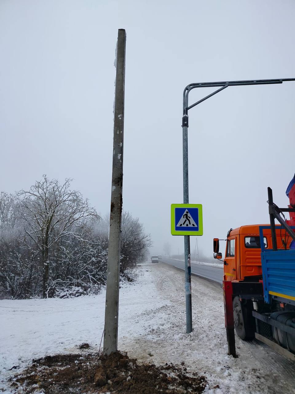 «Пятница. Работы по обустройству освещения у деревни Машино начаты», - сообщает председатель совета депутатов городского округа Сергиев Посад Рита Тихомирова.  Напомню, что после того, как на соседнем пешеходном переходе сбили двух детей, депутаты округа смогли дожать ответственных за дорогу чиновников сделать освещение, о котором много лет просили жители.