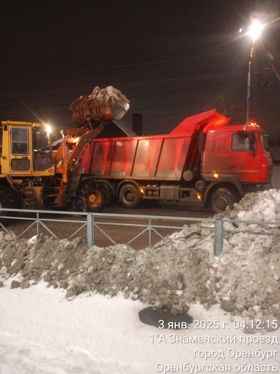 Оренбургские коммунальщики продолжают работать на улицах города   #Про_Общество  Уборка снега ведется в областном центре в круглосуточном режиме. В работах задействовано 28 единиц спецтехники. Об этом сообщают в мэрии Оренбурга.  Этой ночью специалисты коммунальных предприятий вывозили снег с улиц Туркестанской, Ульянова и проезда Знаменского. При помощи техники рабочие подметали дороги на улицах Илекской, Родимцева, Брестской и Терешковой.   Сегодня в планах у коммунальщиков провести уборку тротуаров и дорог, очистить от снега остановки и пешеходные переходы, а также подходы к соцобъектам. Также ежедневно проводится антигололедная обработка пешеходных дорожек.  Всего в работах задействовано 28 единиц техники и более 70 специалистов.   Фото: мэрия Оренбурга