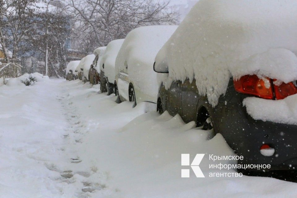 Настало время снеговиков, санок и варежек: в Крым пришла настоящая зима ⁠ Холодный фронтальный раздел принёс на полуостров настоящую зимнюю сказку. Долгожданный снег выпал в южных, центральных восточных районах и в горах, рассказала корреспонденту Крымского информационного агентства начальник ФГБУ «Крымское управление по гидрометеорологии и мониторингу окружающей среды» Татьяна Любецкая.  «Сегодня на деревьях отложение мокрого снега, на дорогах гололёд. Во вторник, 14 января, в Крыму местами пройдёт небольшой снег. Ночью ударит мороз. Столбик термометра опустится до -7. На южном побережье от -1 мороза до + 4. На дорогах гололедица», — рассказала синоптик.  В последующие два дня в Крыму ещё задержится холодная погода. Ночью снова ожидаются заморозки до -9, на южном побережье столбик термометра покаже...  Подробнее>>>