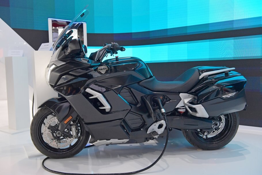 В Aurus рассказали можно ли купить мотоциклы Merlon Коммерческий директор Aurus Артем Юсупов рассказал Российской газете можно ли приобрести мотоциклы Merlon Мотоциклы на электрической тяге Merlon под брендом Aurus впервые были представлены в составе кортежа Президента России на инаугурации в мае 2024 года Эта модель создавалась НАМИ по заказу Гаража особого назначения ФСО России Мы готовы обсуждать и принимать заказы ценителей такой техники уже сейчас отметил он Merlon оснащен литий ионной аккумуляторной батареей Отдача электромотора 190 л с Максимальная скорость 240 км ч без бокового прицепа На разгон до 100 км ч уходит менее 4 секунд Запас хода 200 км на при емкости батареи 21 кВт ч Мотоциклы оснащены рядом современных опций включая подогрев сидений и ручек электрорегулировку ветрового стекла сенсорную приборную панель систему ABS светодиодную оптику и функцию быстрой зарядки Фото РИА Новости Подробности в материале Российской газеты