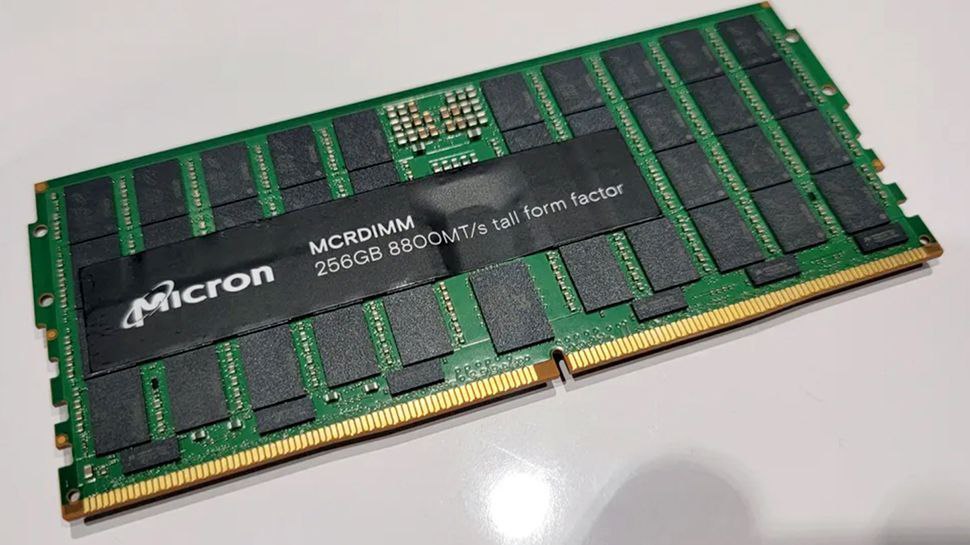 За год цены на DRAM выросли на 172 Несколько дней назад стало известно что у крупной южнокорейской компании SK Hynix почти не осталось свободных запасов памяти DDR5 Появилась информация о том что за 2025 год спотовые цены на DRAM выросли на ошеломляющие 172 из за ажиотажа вокруг ИИ DigiTimes утверждают что компания Samsung и вовсе прекратила прием заказов на DDR5 При этом они ожидают что другие крупные производители DRAM в лице Micron и SK hynix вскоре последуют примеру Samsung Все производители памяти DDR5 переключаются на производство HBM для Куртки ИИ DDR5 Nvidia Куртка ARCHiTECH Чат