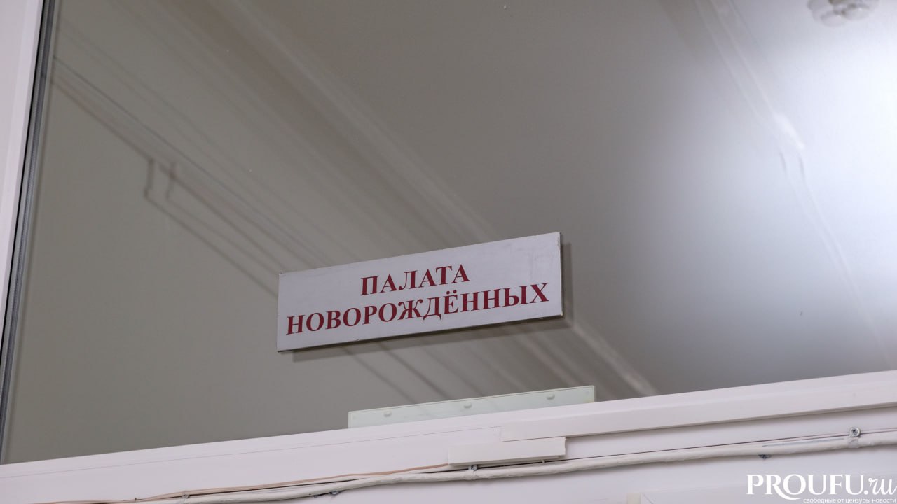 В Госдуме предложили выдавать льготную ипотеку беременным Зампредседателя комитета по бюджету Каплан Панеш заявил что программу нужно улучшить чтобы помочь молодым семьям в самый важный момент Предложение состоит в том чтобы разрешить оформлять льготный кредит с седьмого месяца беременности чтобы семья могла встретить новорождённого уже в своей квартире Также хотят дать возможность разбить первоначальный взнос 20 от стоимости жилья на несколько платежей Это снизит финансовую нагрузку на старте Сейчас Семейная ипотека позволяет семьям с детьми брать кредит на жильё по ставке до 6 годовых Также руководитель ЕРЗ РФ Кирилл Холопик подчеркнул что в 2026 году ставка по кредитам скорее всего не опустится ниже 13 Это все равно высокая ставка То есть все таки мы не войдем в ту зону когда эта ставка станет доступна очень широким слоям населения Рыночная ставка 13 и 6 это очень большая разница Для людей фактически это удвоение ежемесячного платежа и это много говорит он ТАСС  Обратная связь  Подписаться  Подписаться в MАХ