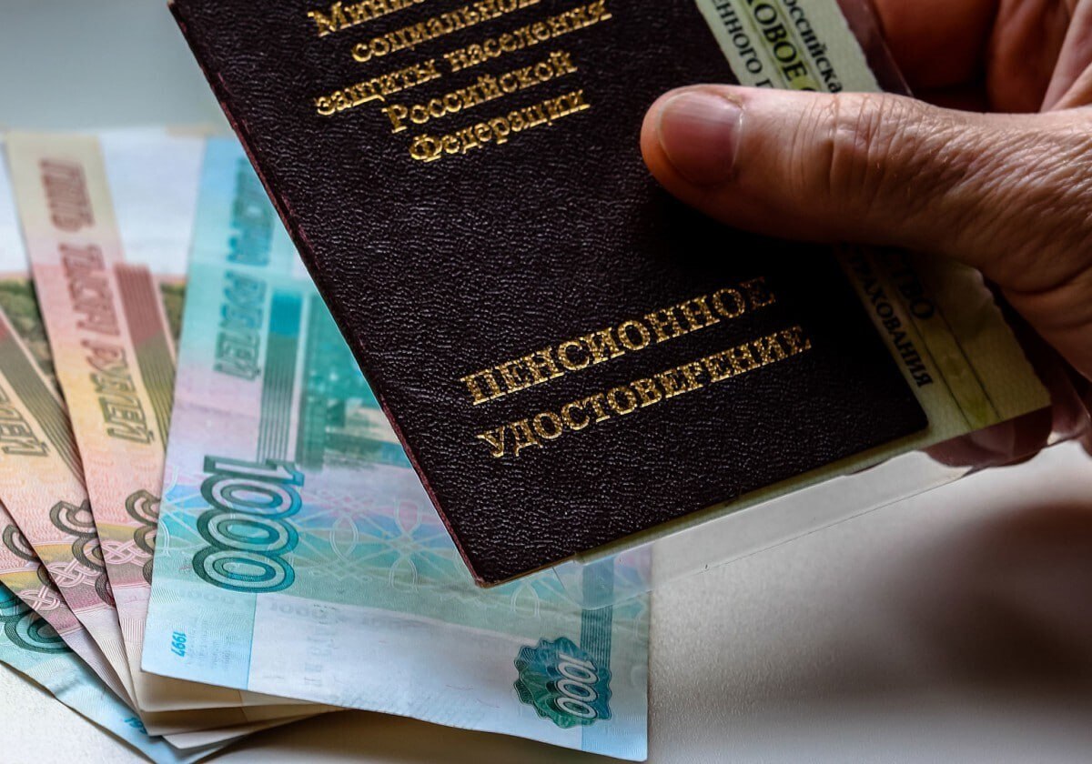 Минтруд сократил сроки начисления федеральной социальной доплаты к пенсии С 17 февраля 2026 года вступил в силу Приказ Минтруда РФ 641н от 11 11 2025 который ускоряет процесс принятия решений и уведомления пенсионеров о назначении федеральной социальной доплаты к пенсии Данная выплата гарантирует что доход неработающего пенсионера не опускается ниже прожиточного минимума в регионе Ранее решение о назначении доплаты и её пересмотр принимались в течение трёх рабочих дней после получения необходимых данных от Соцфонда теперь этот срок сокращён до двух дней Уведомление пенсионера о принятом решении раньше отправлялось в течение трёх дней теперь в день принятия решения Все сроки считаются с момента получения межведомственных сведений а не с даты обращения пенсионера Источинк Парламентская газета ВАРМСУ СМО ДНР Подписывайтесь ВАРМСУ СМО ДНР Подписывайтесь