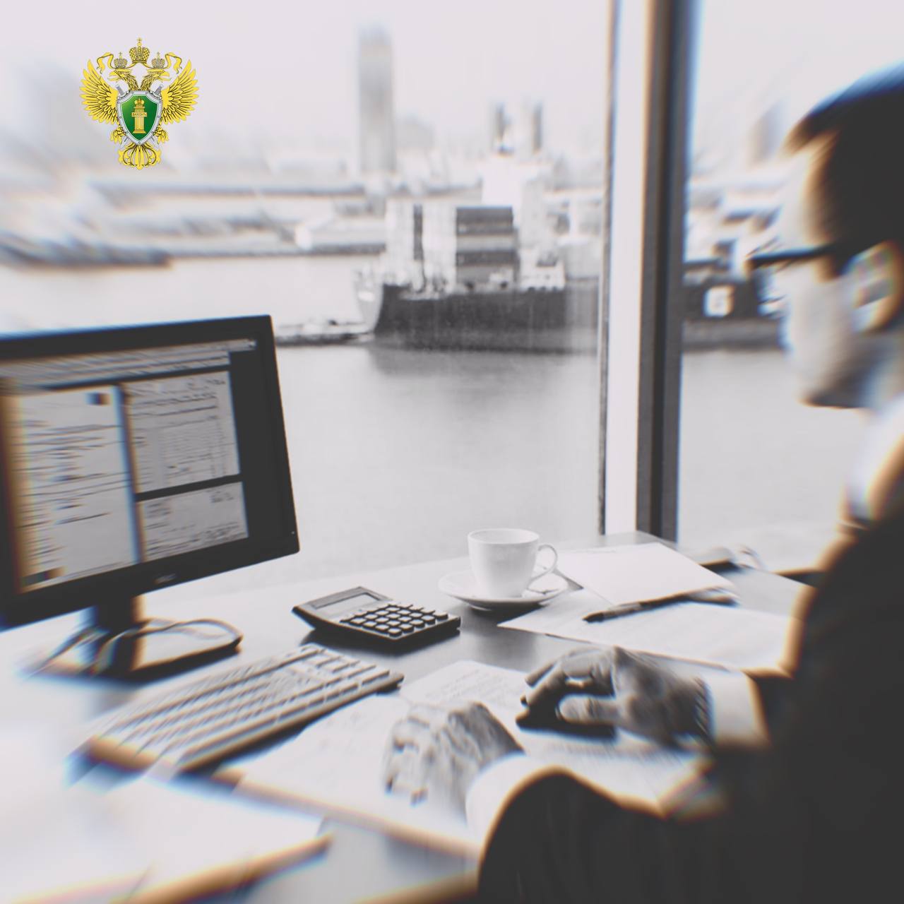 Транспортные прокуроры Урала регулярно выявляют нарушения в сфере таможенного законодательства В текущем году Уральской транспортной прокуратурой по результатам проверок исполнения таможенного законодательства вскрывались системные нарушения связанные с ненадлежащим осуществлением таможенного контроля доначислением и довзысканием таможенных платежей длительным неправомерным удержанием необоснованно взысканных денежных средств незаконным привлечением к административной ответственности участников ВЭД непредоставлением причитающихся им льгот и преференций Всего по итогам 10 месяцев 2025 года в рамках осуществления надзора за исполнением законодательства при осуществлении внешней торговли выявлено свыше 500 нарушений закона В этой связи руководителям таможенных органов и недобросовестным предпринимателям в целях устранения нарушений допущенных при проведении таможенного контроля декларировании ввозимых вывозимых товаров внесены представления виновные лица привлечены к дисциплинарной и административной ответственности Благодаря вмешательству надзорного ведомства в бюджет Российской Федерации поступило 65 2 млн рублей защищены права 23 участников внешнеэкономической деятельности которым возвращено свыше 50 млн рублей необоснованно начисленных таможенных платежей Работа по надзору за исполнением законодательства в указанной сфере продолжается