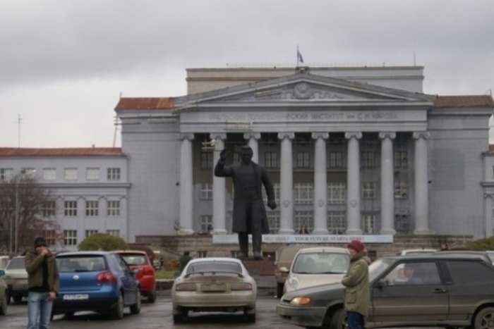 Возле главного корпуса УрФУ могут запретить парковку Власти Екатеринбурга решили разобраться с дрифтерами, облюбовавшими главный корпус УрФУ. Автохамы грубо нарушают правила, паркуются на площади Кирова и часто включают громкую музыку. По данным городской полиции, в 2024 году на этом участке произошло 11 ДТП 9 столкновений и 2 наезда на стоящую машину , в 2025 году — 3 аварии. За 2024 год было зарегистрировано 74 нарушения ПДД, а за неполные полгода 2025-го — уже 56, сообщает телеграм-канал «Екатеринбург. Главное» В итоге было предложено поднять площадку по подобию площади Первой пятилетки на Уралмаше и положить несколько лежачих полицейских: два у Суворовского училища и 2 у корпуса Института металловедения и металлургии УрФУ. Также рассматривается другой вариант: установить антипарковочные полусферы и шлагбаумы у памятника Герою Советского Союза Михаилу Одинцову, пишет E1.RU. К окончательному решению пока не пришли, но средства для установки искусственных неровностей начинают искать.