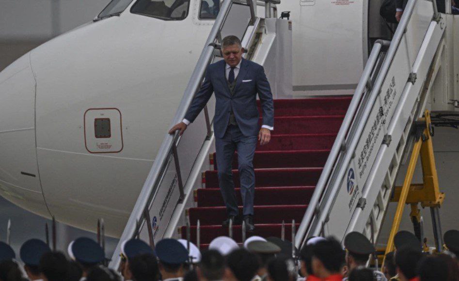 В самолёт Роберта Фицо врезался авто трап в аэропорту Брюсселя Премьер министр Словакии сообщил об этом у себя в соцсетях По его словам самолёт получил такие повреждения что его придётся оставить в Бельгии Сложный саммит в Брюсселе начался нехорошо В аэропорту автомобиль с трапом разбил самолет так что он не пригоден к полетам и нам придётся оставить его здесь сообщил Фицо НАШИ РЕСУРСЫ Telegram Tik tok YouTube RUTUBE