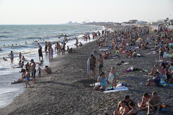 Власти Крыма оценили загрузку курортов региона в 74%  Такие данные привёл глава парламента полуострова Владимир Константинов.  В интервью РИА Новости он рассказал, что туристы активно продолжают бронировать отели и санатории на август и сентябрь. По его словам, средний уровень на следующий месяц составляет 66%, на сентябрь — 53% и продолжает расти.     Подпишись на «Говорит Москва»