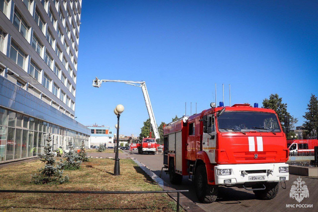 Внимание! В Ижевске пройдут пожарно-тактические учения на объекте АО Ижевский электромеханический завод «Купол»  Завтра, 12 сентября, в 10.30 ожидается скопление сотрудников и спецтехники экстренных служб в районе перекрестка улиц Ленина и 40 лет Победы.  Просьба для населения сохранять спокойствие, не поддаваться панике, не мешать проезду специального автотранспорта и работе оперативных служб.