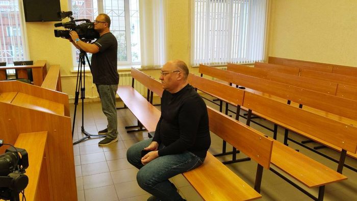 Бывший топ менеджер ТГК 11 заморозивший пол Омска избежал посадки в тюрьму Куйбышевский районный суд Омска признал бывшего технического директора АО Территориальная генерирующая компания 11 Владимира Соскова виновным по уголовному делу о злоупотреблении полномочиями Преступление состояло в том что Сосков оттягивал ремонт котлов на омской ТЭЦ 5 в результате чего зимой 2023 года на станции возникла аварийная ситуация а в домах омичей пропало отопление Также перестали работать 11 детсадов и 18 школ В прениях прокуратура настаивала на 2 годах лишения свободы и временном запрете на руководящую деятельность в сфере электроэнергетики Суд же приговорил Соскова к штрафу в размере 180 тыс рублей Гособвинение возможно оспорит приговор посчитав его слишком мягким Ранее прокуратура помогла 324 пенсионерам и инвалидам взыскать с ТГК 11 около 2 6 млн рублей в качестве компенсации морального вреда за отключение отопления