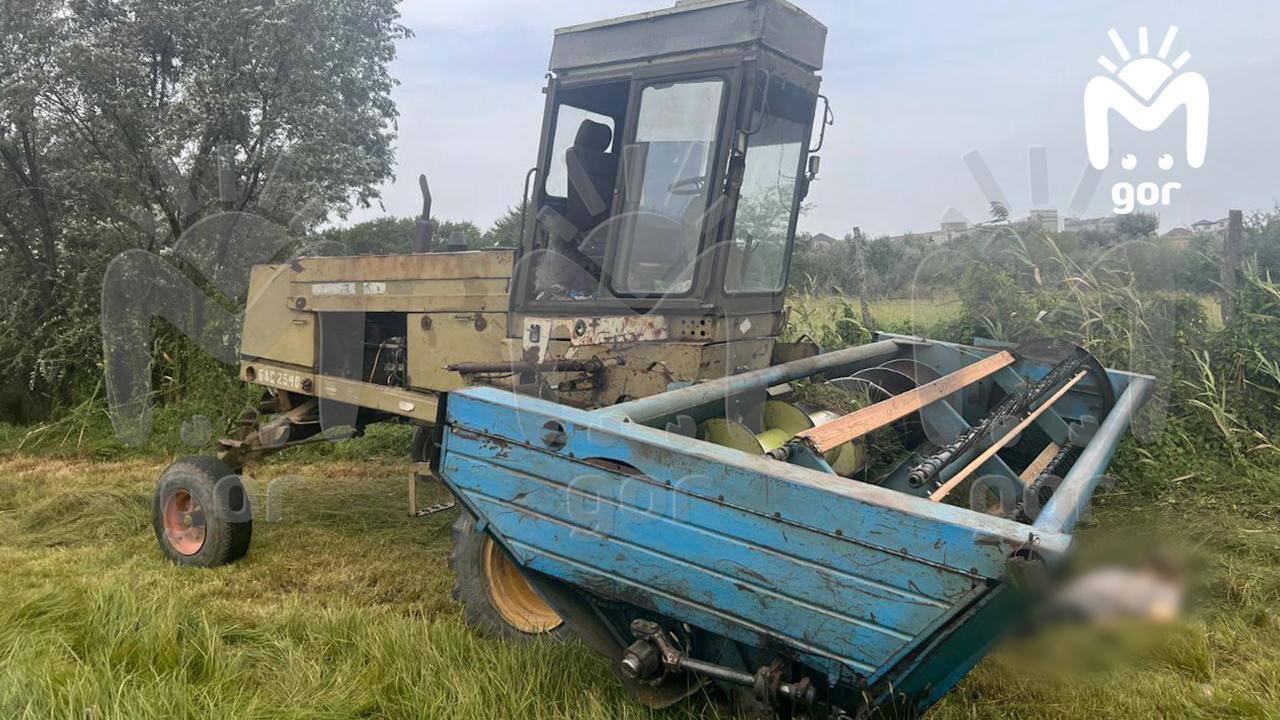 Комбайнёр погиб в Шамхал-Термене, когда попытался прочистить лезвия в работающей машине, пишет Mash Gor.  По данным канала, техника была старая, жатка постоянно забивалась. 61-летний Гасан полез в механизм, не заглушив машину. Лезвия зацепили его за штанину, потащили за собой ногу. Гасан потерял много крови и умер на месте. Тело нашёл напарник.