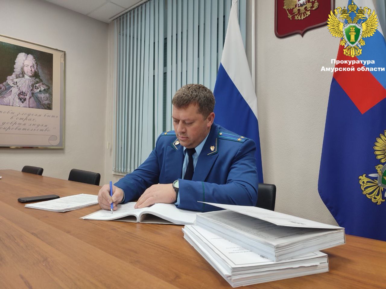 Утверждено обвинительное заключение в отношении прораба компании застройщика работник которой упал в шахту лифта Прокуратура г Благовещенска утвердила обвинительное заключение по уголовному делу в отношении 63 летнего жителя областного центра Он обвиняется в совершении преступления предусмотренного ч 2 ст 216 УК РФ нарушение правил безопасности при ведении строительных или иных работ повлекшее по неосторожности смерть человека По версии следствия в декабре 2024 года прораб компании застройщика ответственный за охрану труда не принял меры к обеспечению безопасности на строительном объекте в том числе по установке защитных ограждений перекрытий проемов лифтовых шахт В результате преступного бездействия обвиняемого 63 летний сотрудник организации выполнявший строительные работы упал в шахту лифта и от полученных травм скончался на месте Уголовное дело расследовал следственный отдел по г Благовещенск СУ СК России по Амурской области Напомним ранее о происшествии сообщалось в средствах массовой информации prokuratura28