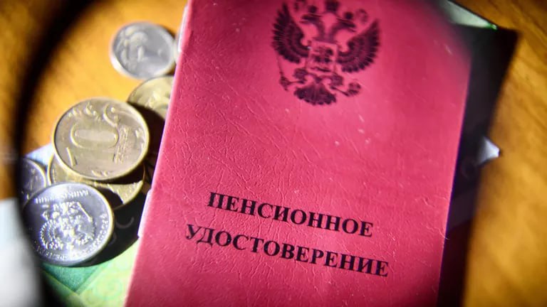 Названы регионы в которых существенно повысят пенсии в 2026 году 20 декабря РИА Новости Сильнее всего страховая пенсия по старости в России в 2026 году вырастет на Чукотке на 3 2 тысячи рублей подсчитало РИА Новости Кроме того в Ненецком АО выплата увеличится на 2 9 тысячи рублей а в Магаданской области на 2 8 тысячи рублей Еще примерно на 2 8 тысячи рублей пенсии вырастут на Камчатке а на 2 7 тысячи Ханты Мансийском и Ямало Ненецком АО В десятку также войдут Якутия Мурманская область и Сахалин 2 5 тысячи рублей а также Коми 2 4 тысячи Страховые пенсии россиян со следующего года будут увеличены на 7 6 следует из федерального бюджета Социального фонда России